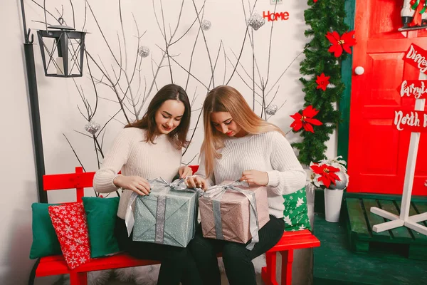 Meninas com presentes — Fotografia de Stock