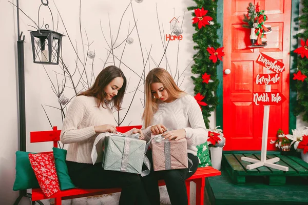 Meninas com presentes — Fotografia de Stock