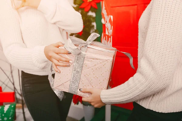 Zwei Junge Und Hübsche Mädchen Hause Und Zählen Auf Weihnachtsgeschenke — Stockfoto