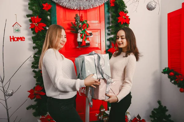 Meninas com presentes — Fotografia de Stock