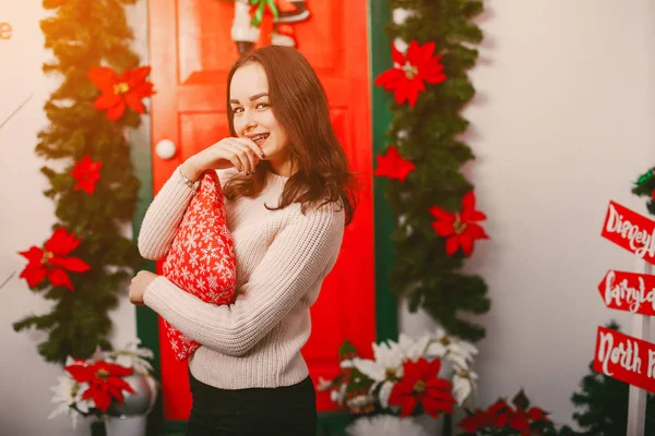 Menina com presentes — Fotografia de Stock