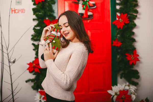 Νέα Και Όμορφη Κοπέλα Στο Σπίτι Μετράνε Χριστούγεννα Παρουσιάζει — Φωτογραφία Αρχείου