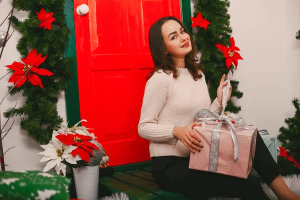 Menina com presentes — Fotografia de Stock