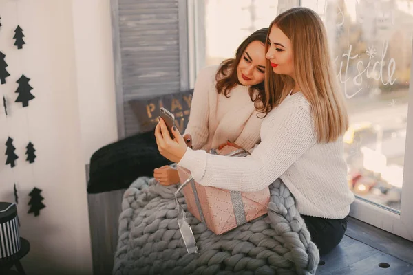 Meisjes met geschenken — Stockfoto