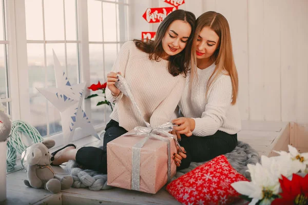 Meninas com presentes — Fotografia de Stock