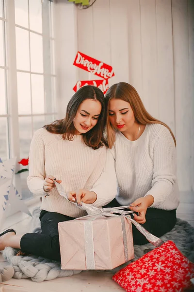 Girls with gifts — Stock Photo, Image