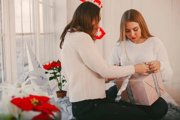 Meisjes met geschenken — Stockfoto