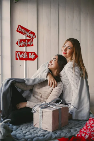 Dívky s dárky — Stock fotografie
