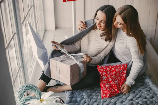 Meisjes met geschenken — Stockfoto