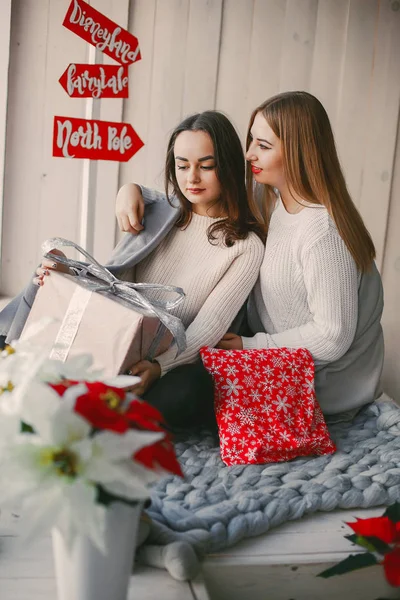 Duas Meninas Jovens Bonitas Sentar Casa Contar Com Presentes Natal — Fotografia de Stock