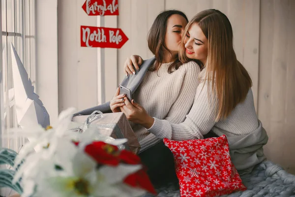 Meisjes met geschenken — Stockfoto