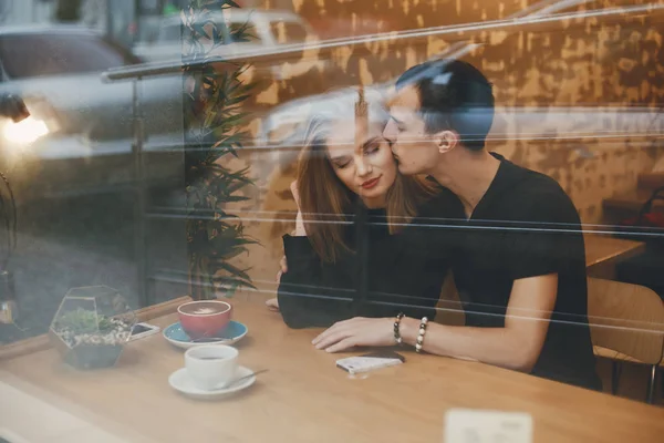 在咖啡店里的情侣 — 图库照片