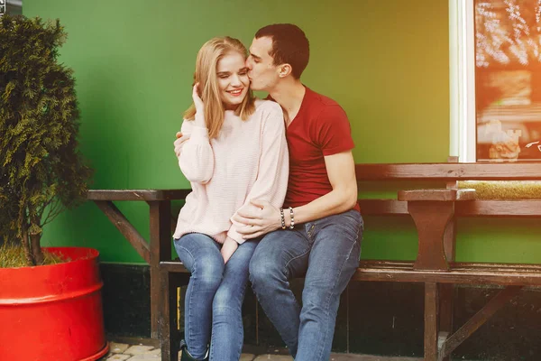 Pareja en un banco — Foto de Stock