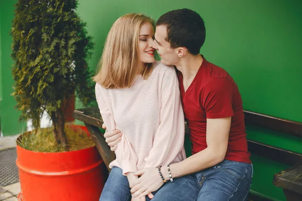 Casal em um banco — Fotografia de Stock