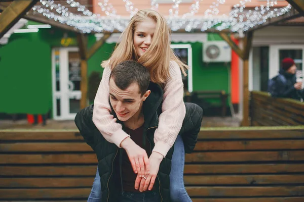 Paar in einer Stadt — Stockfoto