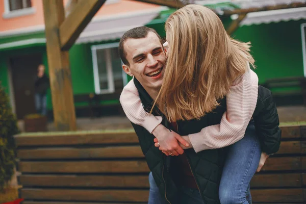 Couple in a city — Stock Photo, Image