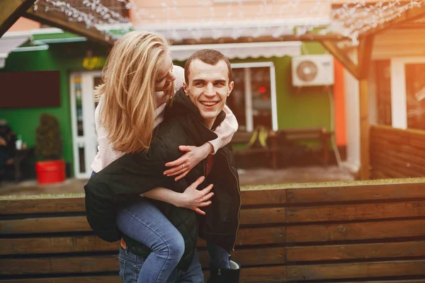 Couple dans une ville — Photo