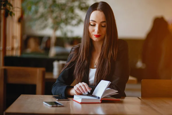 Femme d'affaires dans un café — Photo