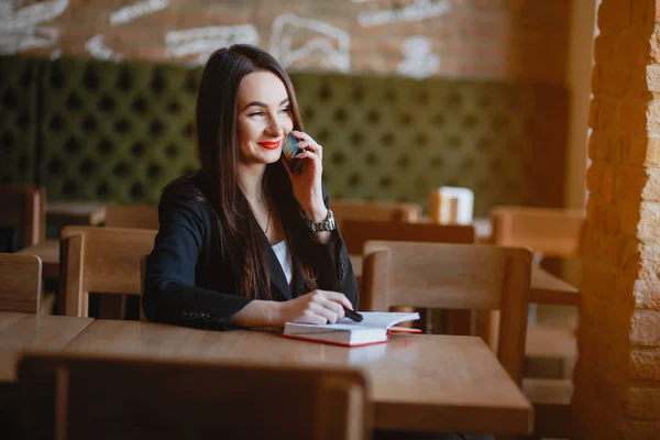 Бізнес-леді в кафе — стокове фото