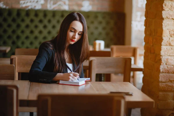 Femme d'affaires dans un café — Photo