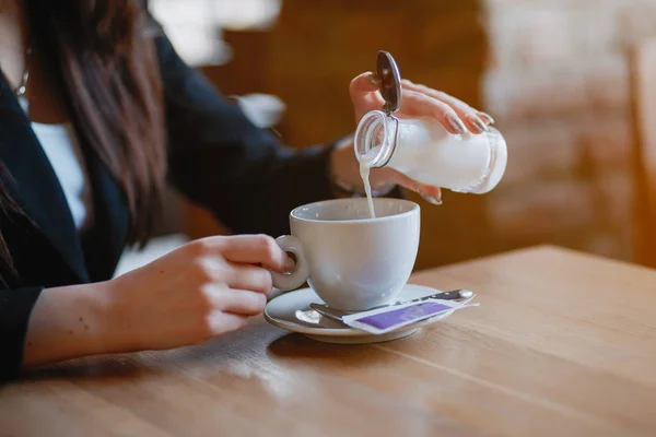 Frau trinkt einen Kaffee — Stockfoto