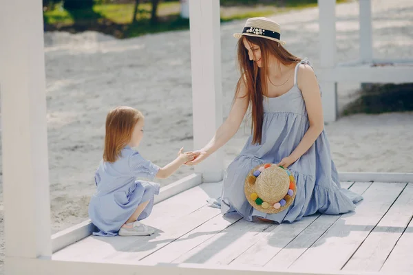 Madre con figlie — Foto Stock