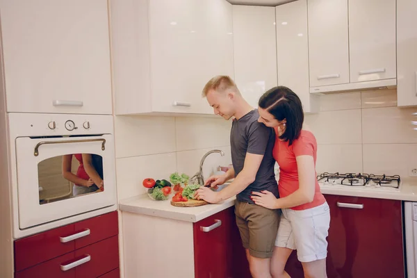 Pareja en una cocina — Foto de Stock