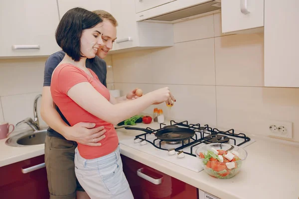 Paar in een keuken — Stockfoto