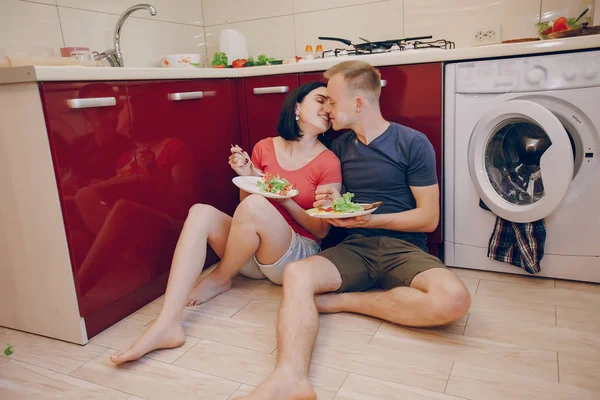 Couple in a kitchen — Stock Photo, Image