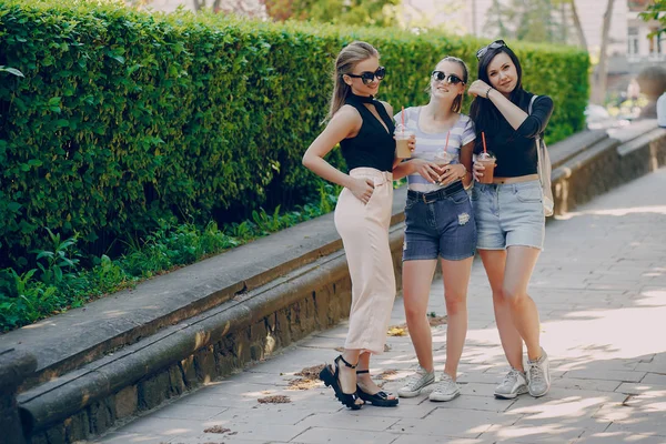 Chicas en la ciudad — Foto de Stock