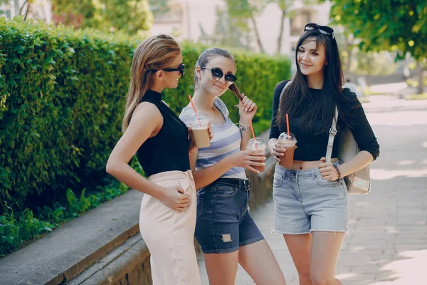 Chicas en la ciudad — Foto de Stock