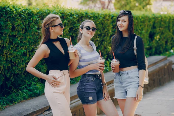 Chicas en la ciudad — Foto de Stock