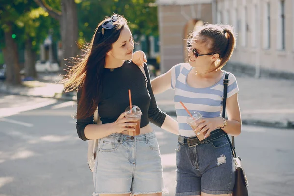 Ragazze n città — Foto Stock