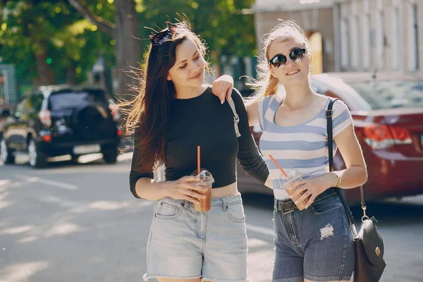 Ragazze n città — Foto Stock