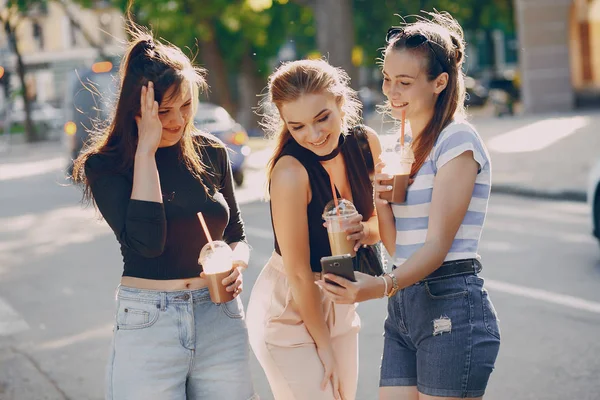 Chicas en la ciudad —  Fotos de Stock