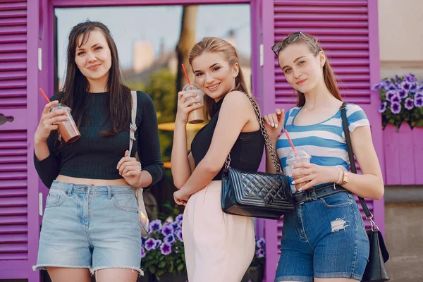 Chicas en la ciudad — Foto de Stock