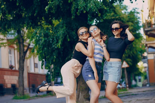 Chicas en la ciudad — Foto de Stock