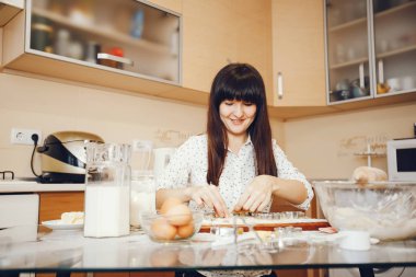 nubes sobre zionkadın bir mutfak