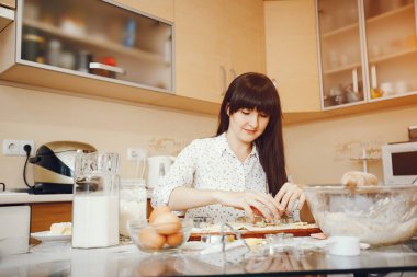 nubes sobre zionkadın bir mutfak