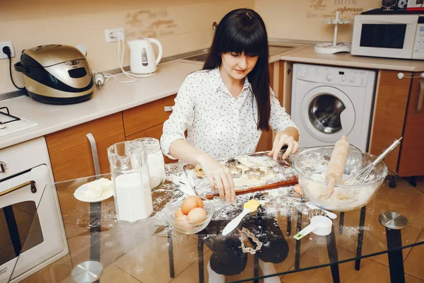 Mujer en una cocina — Foto de Stock