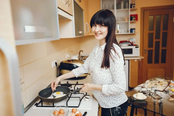Frau in der Küche — Stockfoto