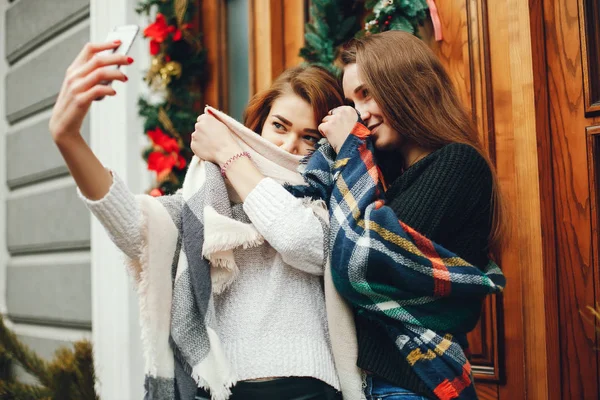Due Giovani Belle Ragazze Piedi Una Città Primaverile Fare Selfie — Foto Stock
