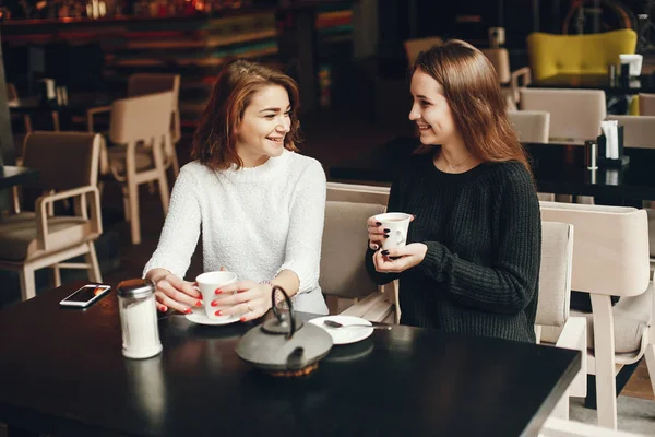 Filles avec café — Photo