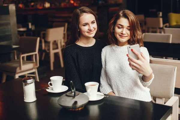 Dívky s kávou — Stock fotografie
