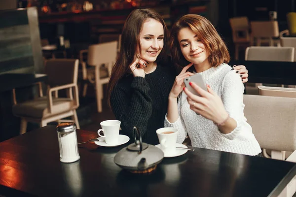 Dívky s kávou — Stock fotografie