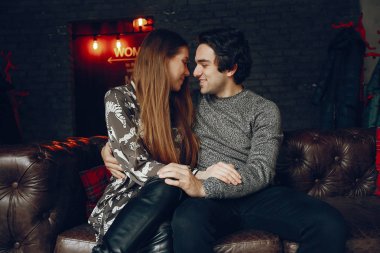 Hoş bir çift bir kafede vakit