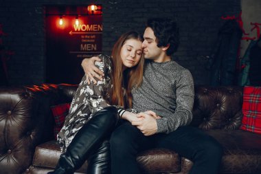 Hoş bir çift bir kafede vakit