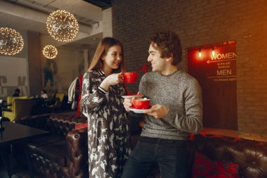 Hoş bir çift bir kafede vakit