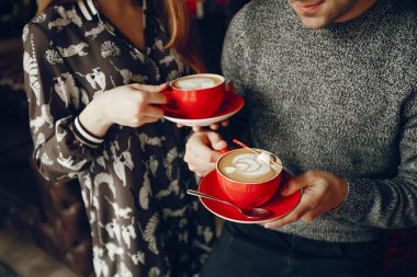 Hoş bir çift bir kafede vakit