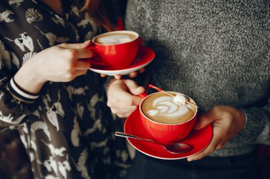 Hoş bir çift bir kafede vakit